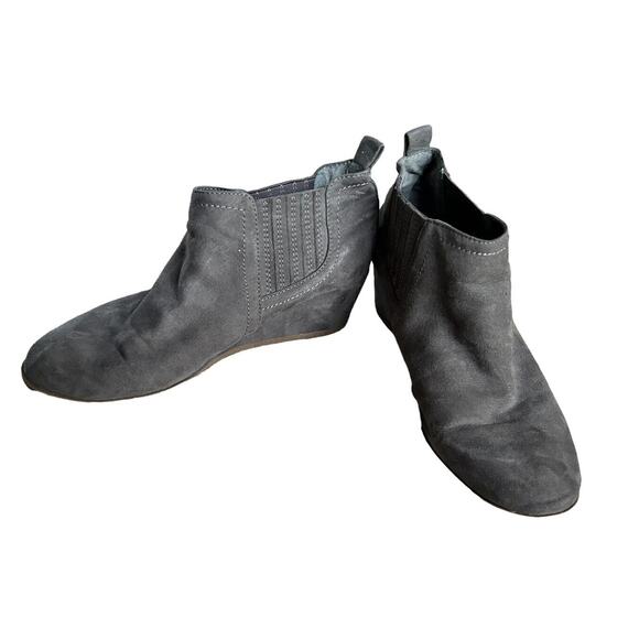 Dolce Vita Womens Boots Gray 8M Bootie 2.5" Wedge Heel Round Toe Suede EUC - Picture 1 of 11